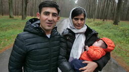 Salim i Mohsena na drodze w pobliżu ośrodka w Bezwoli. Rodzice Adnana bardzo dziękują każdemu, kto udzielił im pomocy w Polsce