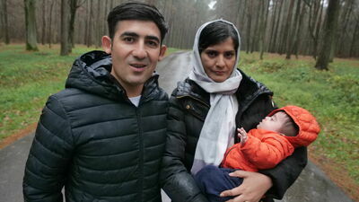 Salim i Mohsena na drodze w pobliżu ośrodka w Bezwoli. Rodzice Adnana bardzo dziękują każdemu, kto udzielił im pomocy w Polsce