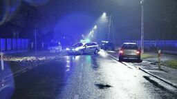 Pieszy przechodził przez jezdnię, było ciemno i padało. Śmiertelnie potrącił go samochód