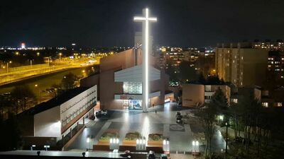 Lublin. Wielkim, świecącym krzyżem prosto w okna