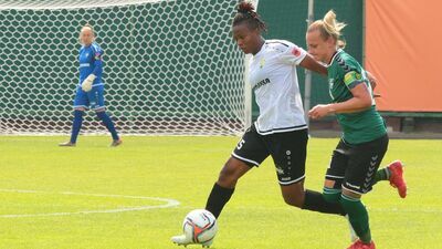 Chinonyerem Macleans (w białym stroju) jest liderką klasyfikacji strzelczyń Ekstraligi

