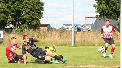 Wiktor Tkaczyk (w czarnym stroju) i jego koledzy ze Stali Poniatowa w tym sezonie imponują formą
