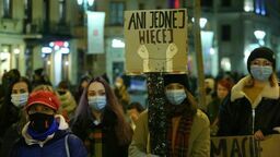 Ani jednej więcej! Manifestacja przed lubelskim ratuszem po śmierci kobiety [zdjęcia]