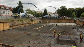 Kluczową inwestycją w 2022 roku będzie dalszy ciąg rozpoczętej budowy nowej siedziby miejskiej biblioteki z podziemnym parkingiem przy Wojska Polskiego (na zdj.). Rozpocząć powinna się także długo oczekiwana budowa sali sportowej dla SP nr 3 