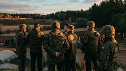 Premier Mateusz Morawiecki i minister obrony narodowej Mariusz Błaszczak podczas spotkania z żołnierzami wojska polskiego, funkcjonariuszami straży granicznej i policji w Kuźnicy.