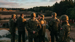 Premier Mateusz Morawiecki i minister obrony narodowej Mariusz Błaszczak podczas spotkania z żołnierzami wojska polskiego, funkcjonariuszami straży granicznej i policji w Kuźnicy.