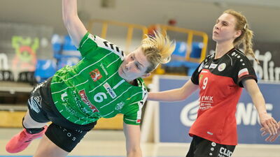 Joanna Szrawaga (z piłką) wróciła do gry po przerwie spowodowanej kontuzją

