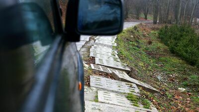 To droga gruntowa, utwardzana kruszywem, w niektórych miejscach jest wyłożona płytami.