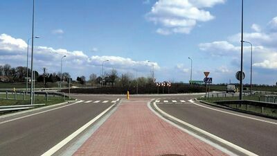 Rondo u zbiegu drogi krajowej i ul. Łany. Najprawdopodobniej jego patronem zostanie nauczyciel i zasłużony regionalista