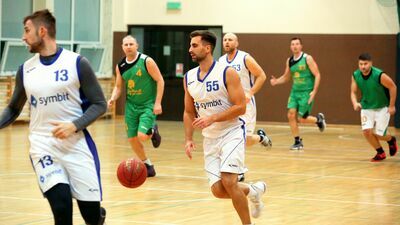 Piotr Ziółkowski (z piłką) to jedna z największych gwiazd amatorskiej koszykówki w województwie lubelskim

