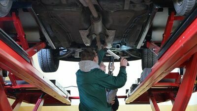 Zajęcia na warsztatach w zawodzie technik pojazdów samochodowych 