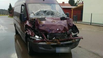 Kierowca mercedesa zasnął za kierownicą i wjechał w traktor