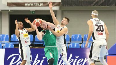 Aleksander Dziewa (z piłką) jest jednym z powołanych przez Igora Milicicia graczy na mecz w Lublinie

