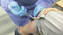 Od poniedziałku każdy pacjent powyżej 18. roku życia, u którego minęło co najmniej 6 miesięcy od pełnego zaszczepienia przeciwko COVID-19 może przyjąć dawkę przypominającą