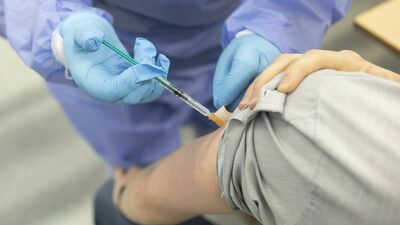 Od poniedziałku każdy pacjent powyżej 18. roku życia, u którego minęło co najmniej 6 miesięcy od pełnego zaszczepienia przeciwko COVID-19 może przyjąć dawkę przypominającą