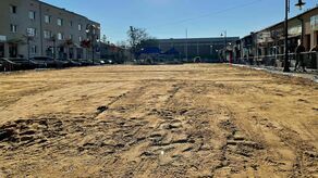 W Hrubieszowie na Rynku jest piaskownica. To przygotowania przed stworzeniem lodowiska