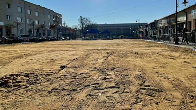 W Hrubieszowie na Rynku jest piaskownica. To przygotowania przed stworzeniem lodowiska