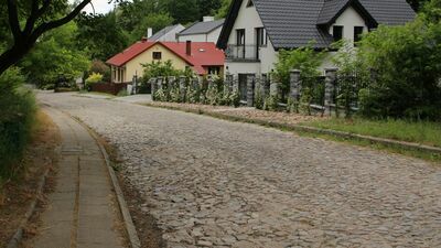 Kocie łby na Lubelskiej pojawiły się w latach 60-tych ubiegłego wieku. Zdaniem lokalnych władz, najwyższa pora na zmianę tej mało wygodnej dla użytkowników nawierzchni 