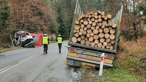 Lubelskie. Tragiczne zderzenie busa z ciężarówką w drewnem