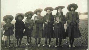 Niemal w każdym domu są archiwalia, choćby albumy ze zdjęciami. Na tym są dzieci z rodziny Potockich, sfotografowane około 1900 roku