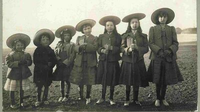 Niemal w każdym domu są archiwalia, choćby albumy ze zdjęciami. Na tym są dzieci z rodziny Potockich, sfotografowane około 1900 roku