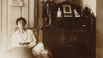 Maria Jankowska w mieszkaniu przy ul. Narutowicza 14 w Lublinie. W tle portret Aliny Giliczyńskiej. Na bieliźniarce fotografia doktora Jankowskiego z okresu Tymczasowej Rady Stanu. 1917 rok.