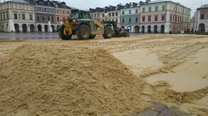 Rynek Wielki z wielką piaskownicą. Robi się lodowisko