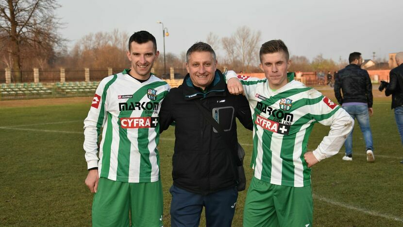 Od lewej: Karol Kosel, kierownik zespołu Jarosław Kalenik i Paweł Muszyński mogą być zadowoleni z wyniku Gromu Kąkolewnica w rundzie jesiennej