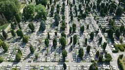 Zarządca największego w regionie cmentarza na lubelskim Majdanku zapewnia, że wciąż nadąża z pogrzebami