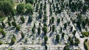 Zarządca największego w regionie cmentarza na lubelskim Majdanku zapewnia, że wciąż nadąża z pogrzebami