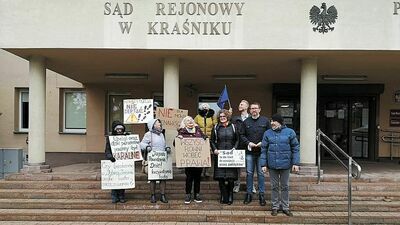 Mieszkankę Kraśnika na każdej rozprawie wspierają jej znajomi, m.in. z którymi kobieta spotyka się na pikietach