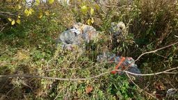 Mieszkaniec Lublina wrzucił śmieci w krzaki. Miał pecha