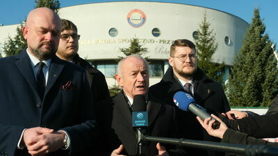 Przedstawiciele Konfederacji podczas konferencji przed siedzibą Akademii Nauk Stosowanych