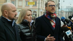 Konferencja polityków po spotkaniu zespołu. Jacek Bury, Marta Wcisło i Michał Krawczyk.