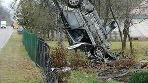 Lubelskie. Samochód pionowo zatrzymał się na słupie