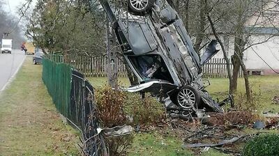 Lubelskie. Samochód pionowo zatrzymał się na słupie