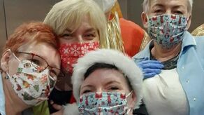 W ubiegłym roku podczas przekazywania świątecznych paczek pod oknami DPS kolędowano w strojach mikołajów