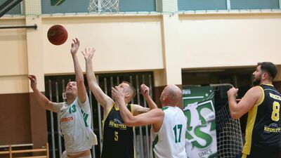 Kamil Karwas (pierwszy z lewej) jeszcze w poprzednim sezonie grał w Rodmosie. Teraz reprezentuje zespół 12 Małp
