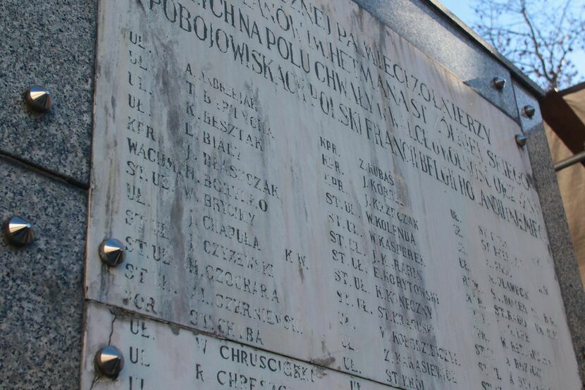 Na pomniku stojącym obok kościoła Wniebowzięcia Najświętszej Maryi Panny w Kraśniku znajduje się spis nazwisk żołnierzy, którzy polegli na wszystkich frontach II wojny światowej, w latach 1939-1945.