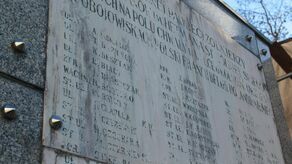 Na pomniku stojącym obok kościoła Wniebowzięcia Najświętszej Maryi Panny w Kraśniku znajduje się spis nazwisk żołnierzy, którzy polegli na wszystkich frontach II wojny światowej, w latach 1939-1945.