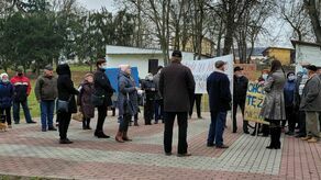Zwolennicy budowy tężni solankowej w środę zgromadzili się przy Urzędzie Gminy Rybczewice, gdzie była zaplanowana sesja rady