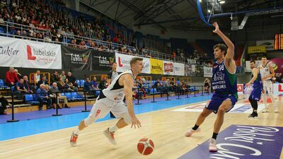 Mateusz Dziemba (z piłką) pełni funkcję kapitana Polskiego Cukru Pszczółka Start Lublin
