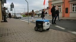 Roboty krążą po Lublinie. Mateusz i Kasia mają dowieźć jedzenie