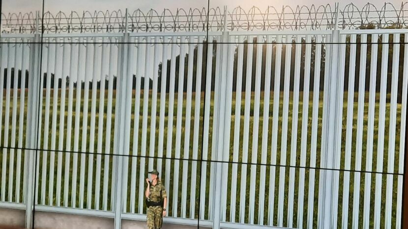Wiceminister Maciej Wąsik przedstawił w internecie zdjęcie, które opisał: "A zapora na granicy wschodniej będzie wyglądała tak:"