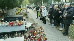 Lublinianie odwiedzają grób Romualda Lipki. Znicze, kwiaty i nawiązanie do znanej piosenki