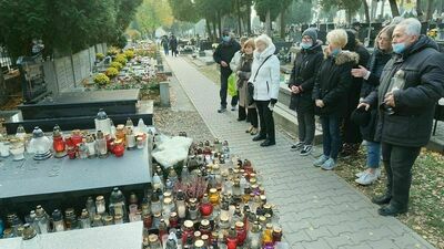 Lublinianie odwiedzają grób Romualda Lipki. Znicze, kwiaty i nawiązanie do znanej piosenki