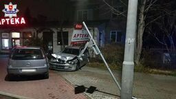 Pijany 30-latek w centrum miasta. Kierowca BMW staranował ogrodzenie posesji