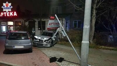Pijany 30-latek w centrum miasta. Kierowca BMW staranował ogrodzenie posesji
