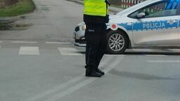 Narozrabiał i zwiał na piechotę. Brat przywiózł go policjantom