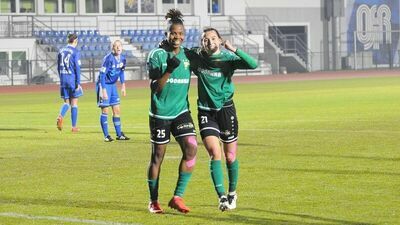 Chinonyerem Macleans (z lewej) świętuje we Włocławku skompletowanie hat-tricka

